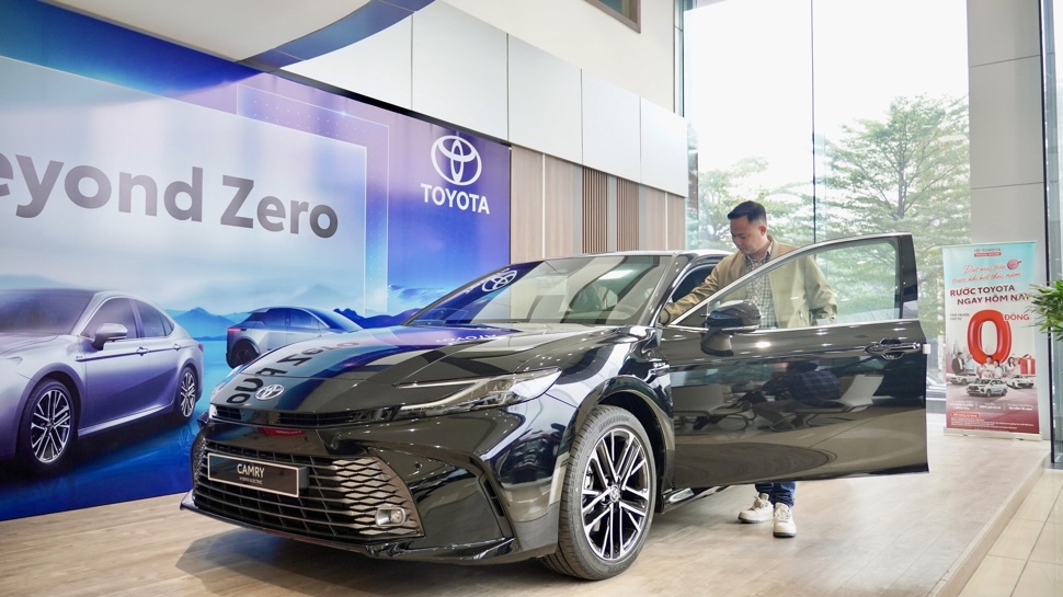 Toyota Camry HEV TOP được giảm giá bán 70 triệu đồng.