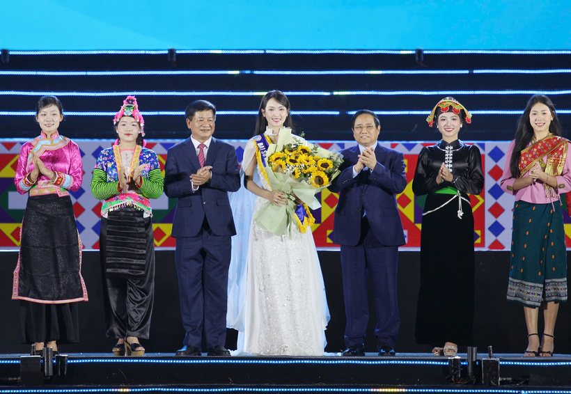 Thủ tướng Chính phủ Phạm Minh Chính và ông Lê Thành Đô tặng hoa Đại sứ du lịch tỉnh Điện Biên.